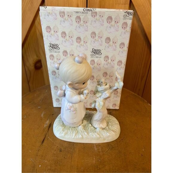 Precious Moments E-0530  His Eye Is On The Sparrow (8425) - Picture 1 of 7